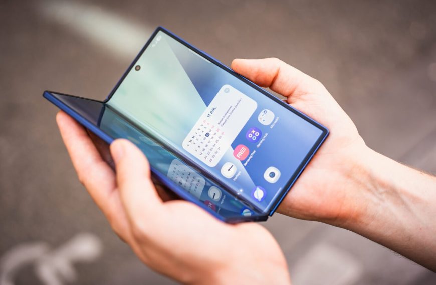 Galaxy Z TriFold : une nouvelle vidéo montre en détail le smartphone qui se plie en trois