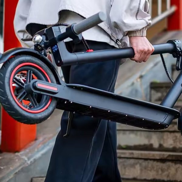 Plus fiable qu’un vélo, cette trottinette électrique coûte le prix d’un modèle basique et sans moteur (-40%) 😱