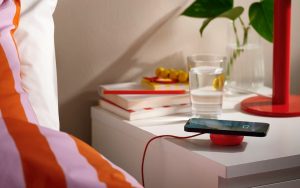 IKEA réinvente la recharge sans fil : sa nouvelle gamme d’accessoires insolites certifiés Qi2 débarque en France