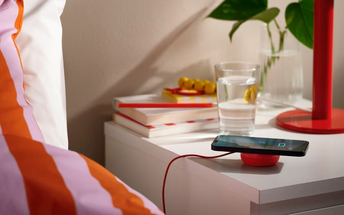 IKEA réinvente la recharge sans fil : sa nouvelle gamme d’accessoires insolites certifiés Qi2 débarque en France