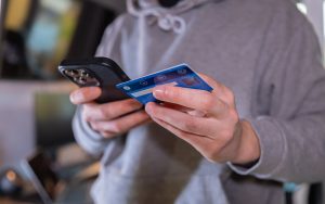 Qu’est-ce que le carding, cette arnaque à la carte bancaire et comment l’éviter ?