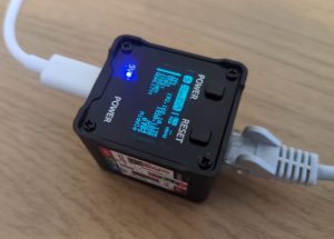 Suprise ! Un micro caché dans un petit KVM chinois à 30 balles