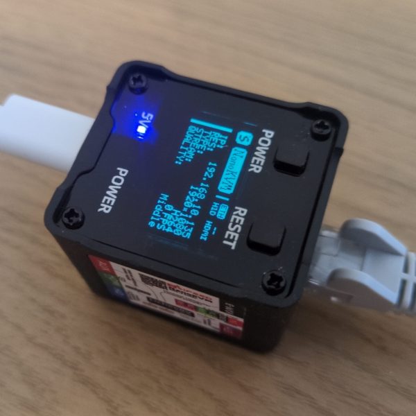 Suprise ! Un micro caché dans un petit KVM chinois à 30 balles