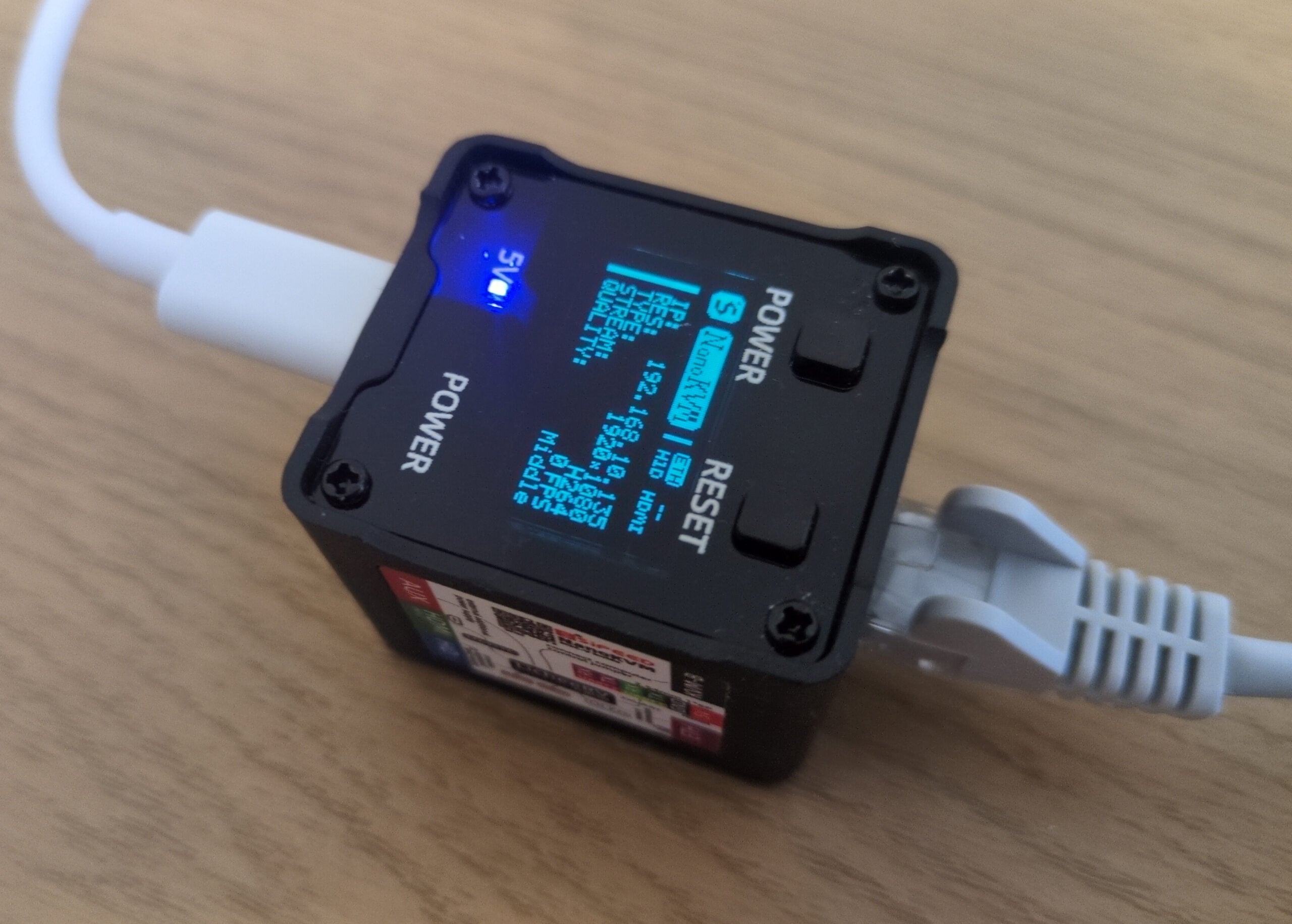 Suprise ! Un micro caché dans un petit KVM chinois à 30 balles