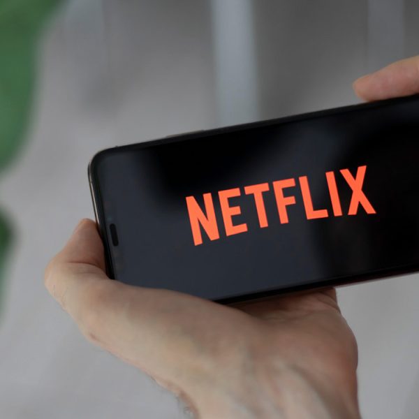 James Bond, Rocky, Hunters… Ces films et séries cultes d’Amazon débarquent sur Netflix, la hache de guerre est enterrée