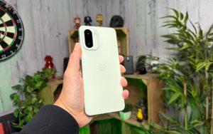 Prise en main du OnePlus 15R : voici peut-être le « banger » de Noël 2025