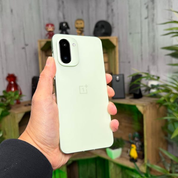 Prise en main du OnePlus 15R : voici peut-être le « banger » de Noël 2025