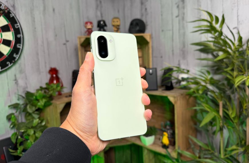 Prise en main du OnePlus 15R : voici peut-être le « banger » de Noël 2025