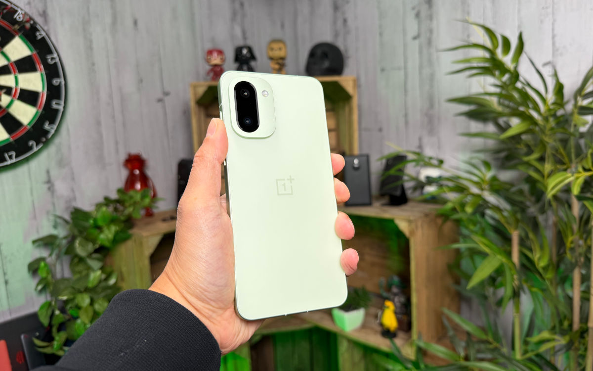 Prise en main du OnePlus 15R : voici peut-être le « banger » de Noël 2025