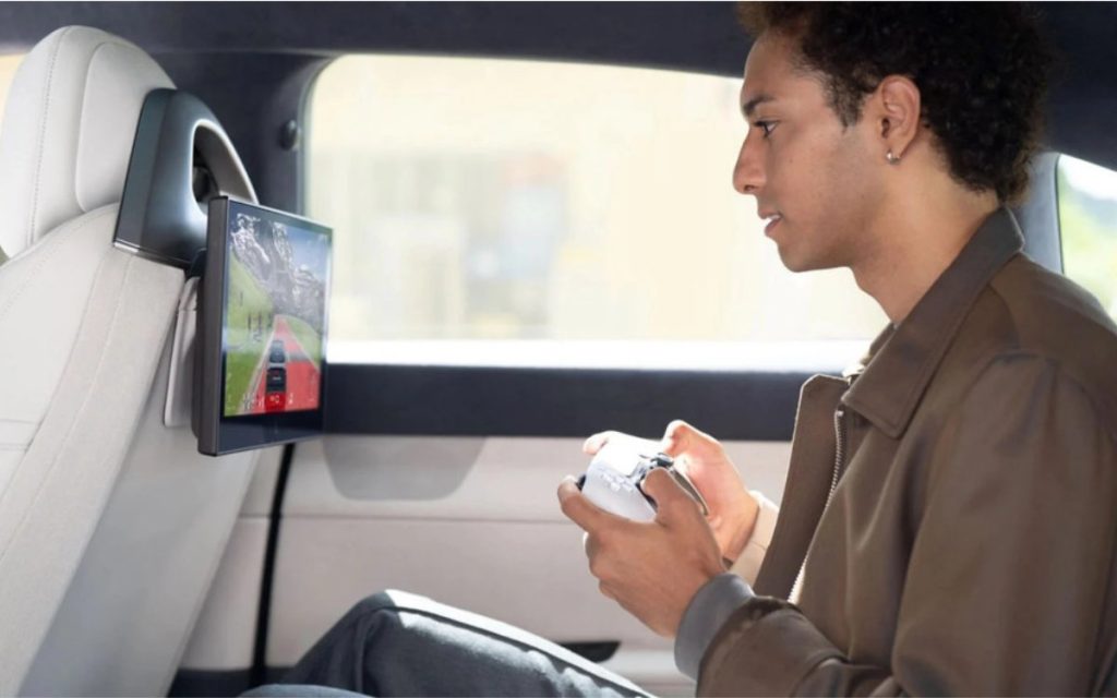 Cette voiture électrique va permettre de jouer à ses jeux PS4 et PS5 à distance pendant un trajet
