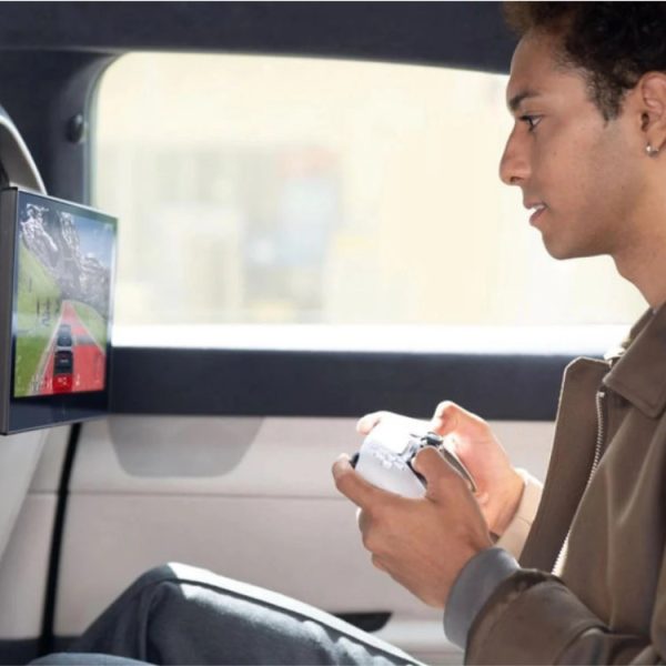 Cette voiture électrique va permettre de jouer à ses jeux PS4 et PS5 à distance pendant un trajet