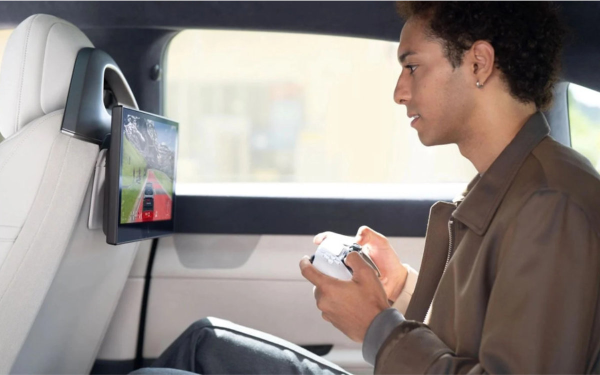 Cette voiture électrique va permettre de jouer à ses jeux PS4 et PS5 à distance pendant un trajet