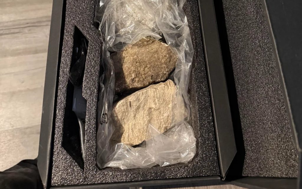 Il commande une RTX 5080 à 1200 dollars et reçoit une pile de cailloux (mais l’histoire se finit bien)