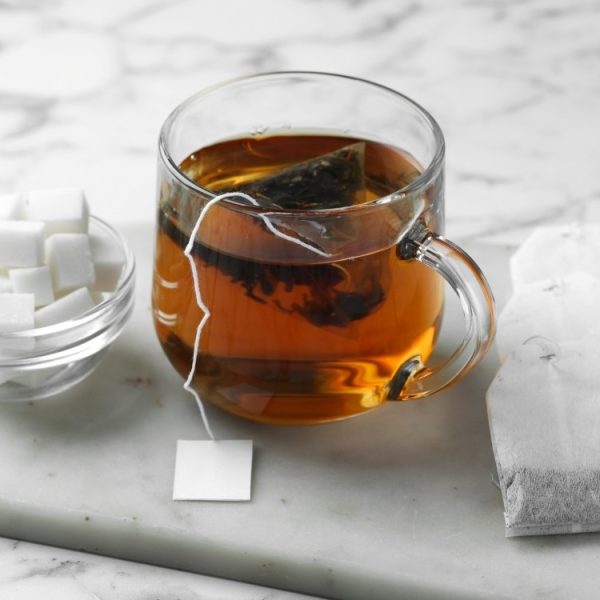 Vous croyez que le thé est votre allié santé ? Détrompez-vous : son sachet pollue votre corps avec des milliards de microparticules