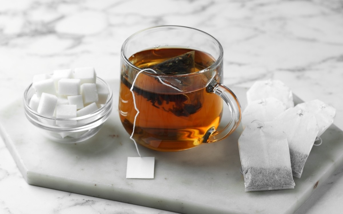 Vous croyez que le thé est votre allié santé ? Détrompez-vous : son sachet pollue votre corps avec des milliards de microparticules