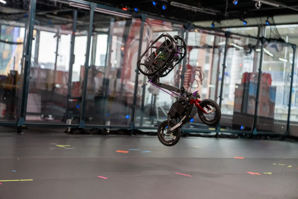 Le fondateur de Boston Dynamics revient en force avec un robot à roues qui fait des backflips