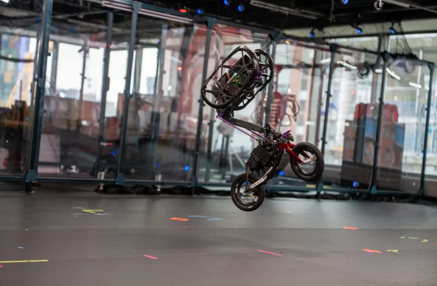 Le fondateur de Boston Dynamics revient en force avec un robot à roues qui fait des backflips
