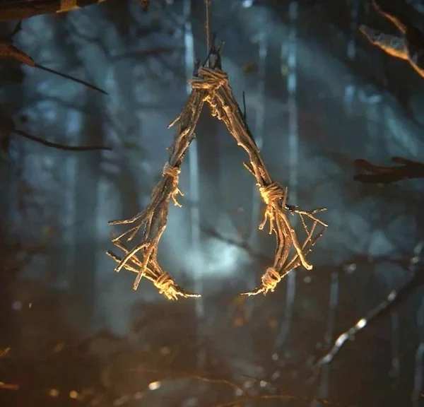 Après Batman Arkham Origins, il travaille sur le jeu vidéo Assassin's Creed qui va devoir nous ensorceler…