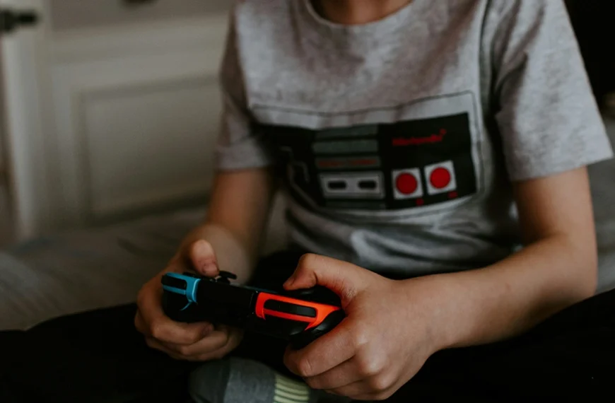 Ce jeune joueur de 12 ans veut arrêter l’école pour se consacrer à l’esport… et ses parents sont entièrement d’accord !