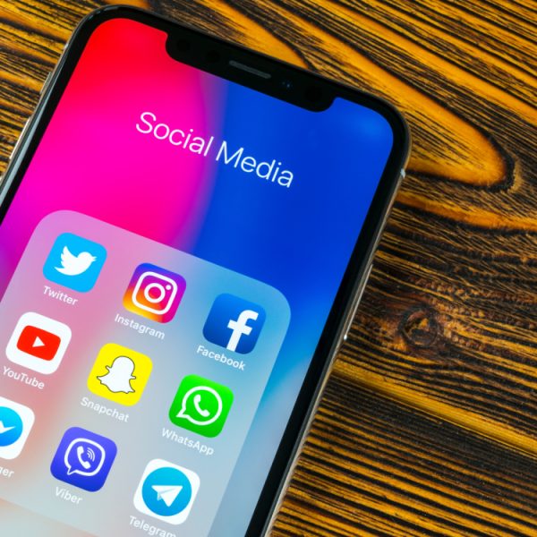 Interdiction des réseaux sociaux aux moins de 15 ans : comment va-t-on devoir vérifier son âge ?