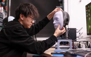 Voici Emo, le premier robot capable de synchroniser ses lèvres comme nous : son mode d’apprentissage est fou