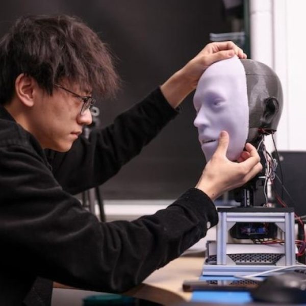Voici Emo, le premier robot capable de synchroniser ses lèvres comme nous : son mode d’apprentissage est fou