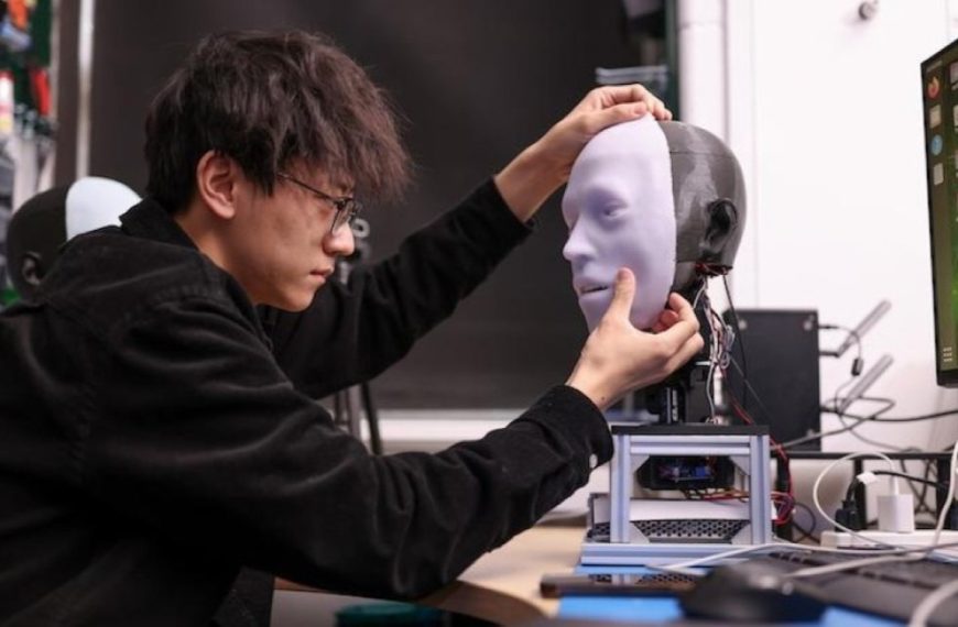 Voici Emo, le premier robot capable de synchroniser ses lèvres comme nous : son mode d’apprentissage est fou