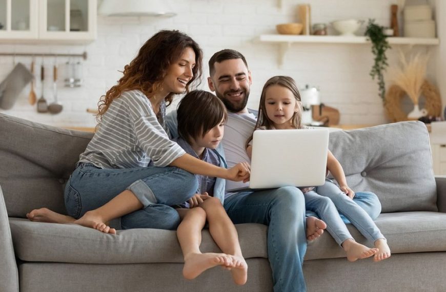 Des ados aux grands-parents : comment sécuriser toute sa famille face aux cybermenaces de 2026 ?