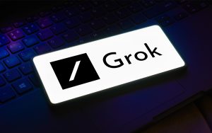 L’UE attaque l’IA d’Elon Musk après la diffusion de contenus pour adulte créés par Grok