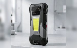 Ce smartphone pèse presque un kilo, mais il fait projecteur