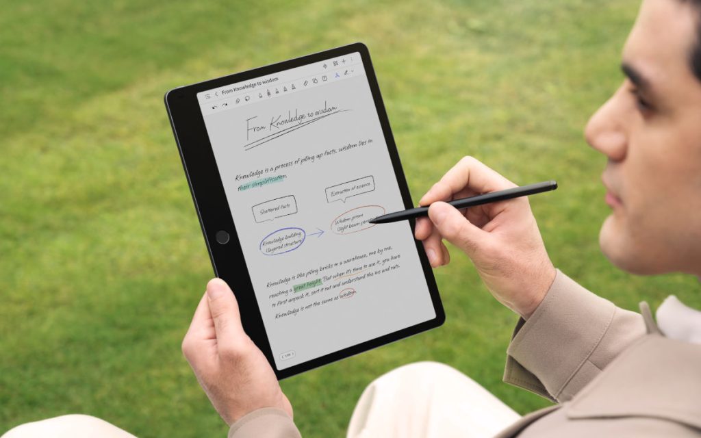 TCL dévoile une tablette propulsée à l’IA spécialisée dans la prise de note
