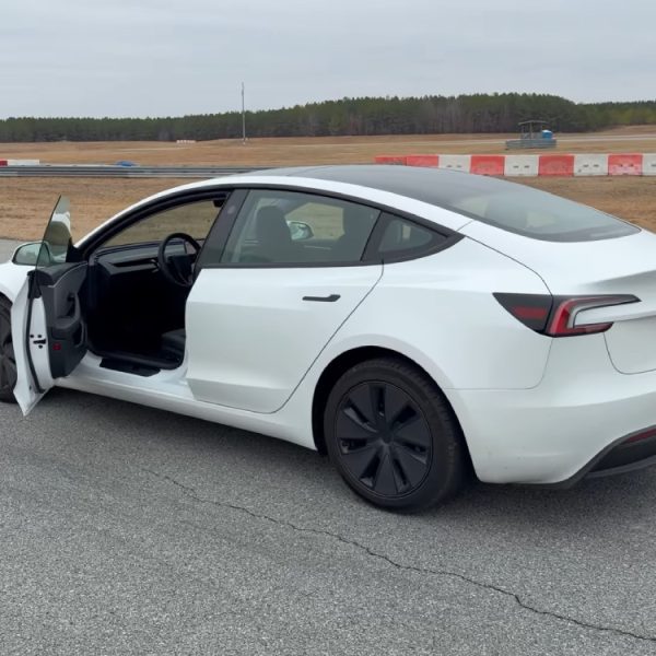 Voici combien de kilomètres on peut encore rouler avec 0 % de batterie dans une Tesla Model 3