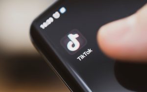 TikTok aurait trouvé le moyen d’interdire son accès aux enfants de moins de 13 ans, de nombreux comptes bientôt supprimés