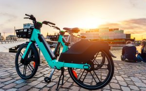 Et si le vélo électrique devenait aussi réglementé qu’un scooter ?
