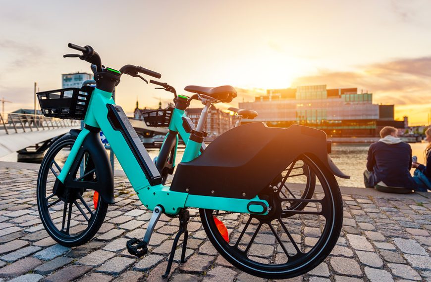 Et si le vélo électrique devenait aussi réglementé qu’un scooter ?