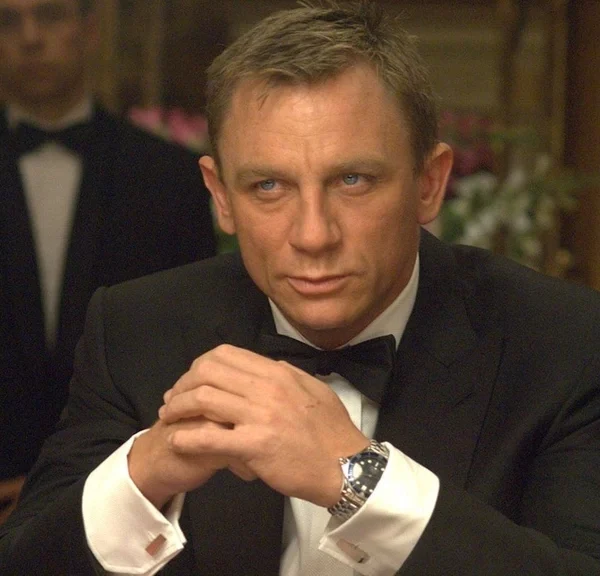 "La fin de ma carrière" Il a oublié le scénario d'un film James Bond dans un avion : son erreur aurait pu avoir de graves conséquences