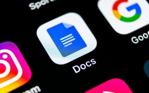 Flemme de lire ce document Google Docs interminable ? Gemini vous en fait désormais un résumé audio