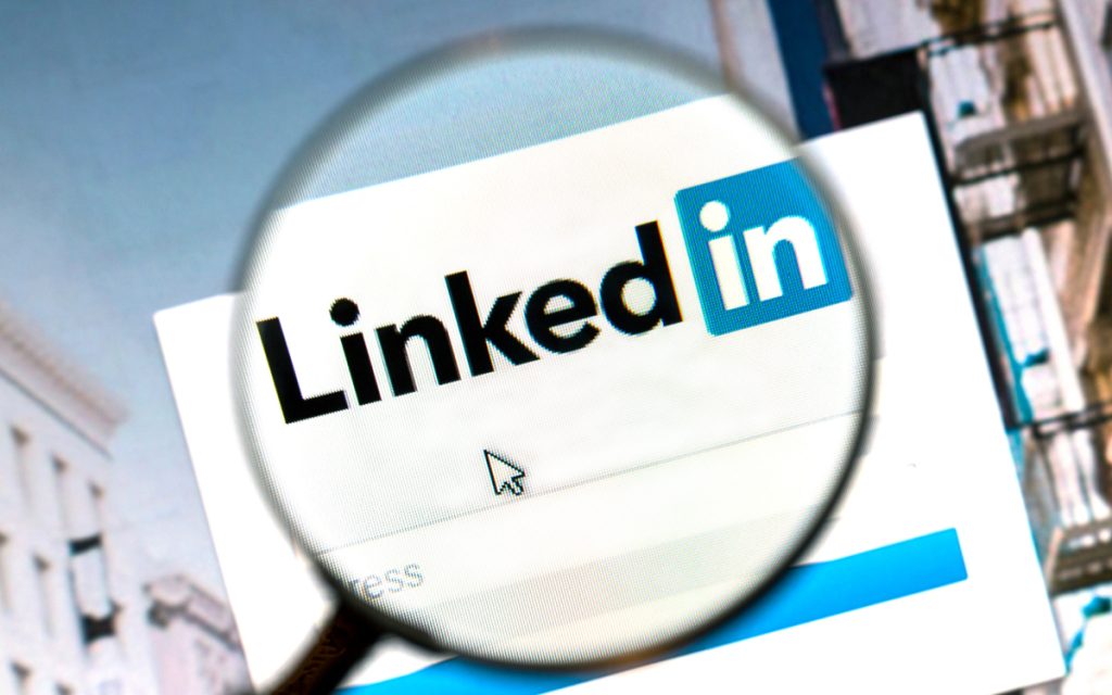 LinkedIn est envahi de posts écrits par l’IA, surtout sur ces deux sujets