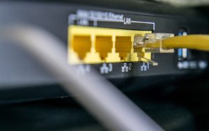 SFR reporte la fin de son réseau cuivre, le passage à la fibre optique peut attendre