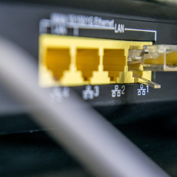 SFR reporte la fin de son réseau cuivre, le passage à la fibre optique peut attendre