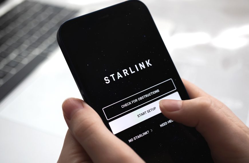 Elon Musk prépare-t-il enfin le fameux “Tesla Phone” avec Starlink intégré ?