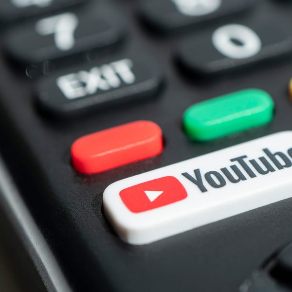 Poser une question sur une vidéo YouTube qu’on regarde sur sa TV devient réalité