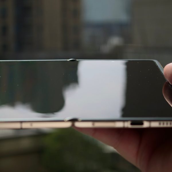 Un smartphone pliable sans trace de pli ? C’est la promesse d’Honor avec son Magic V6