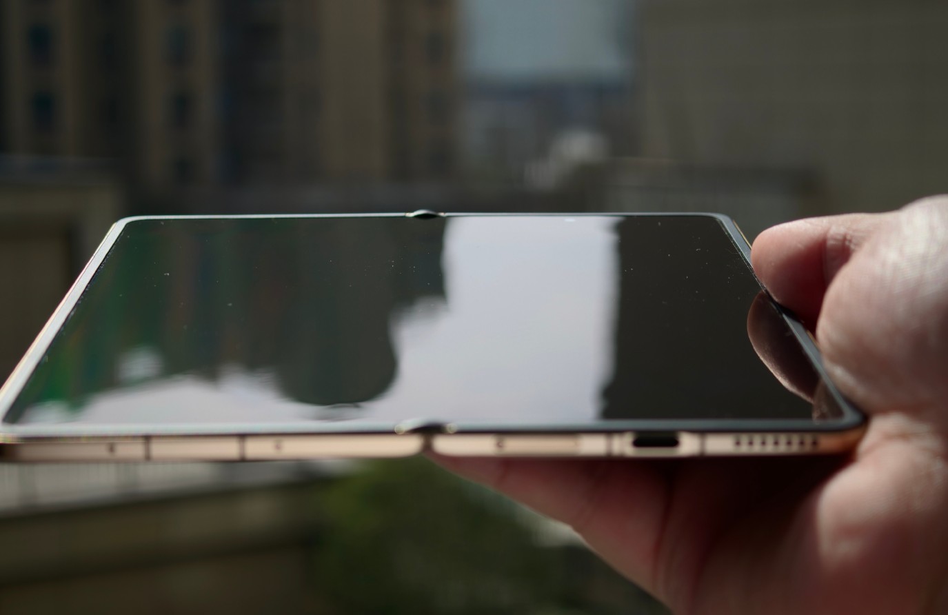 Un smartphone pliable sans trace de pli ? C’est la promesse d’Honor avec son Magic V6