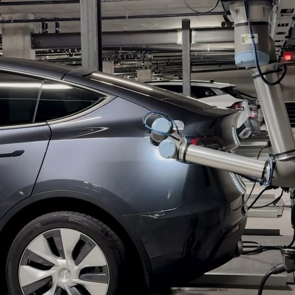 Plus besoin de brancher votre voiture électrique, le parking de cette résidence le fait à votre place