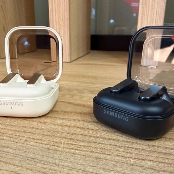 Les Galaxy Buds4 et Buds4 Pro sont officiels, Samsung cible carrément les AirPods d’Apple