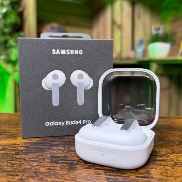 Test Samsung Galaxy Buds4 Pro : le nouveau monstre de basses de Samsung qui veut faire oublier Apple