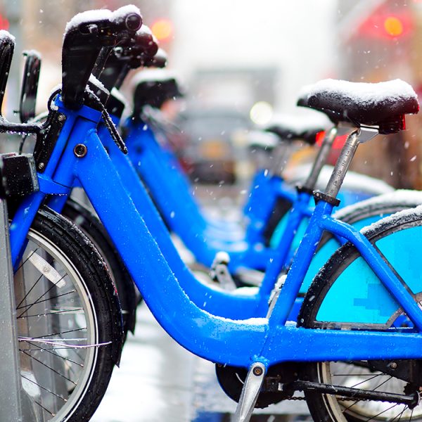 Cette ville veut interdire les vélos électriques aux livreurs pour leur conduite jugée dangereuse