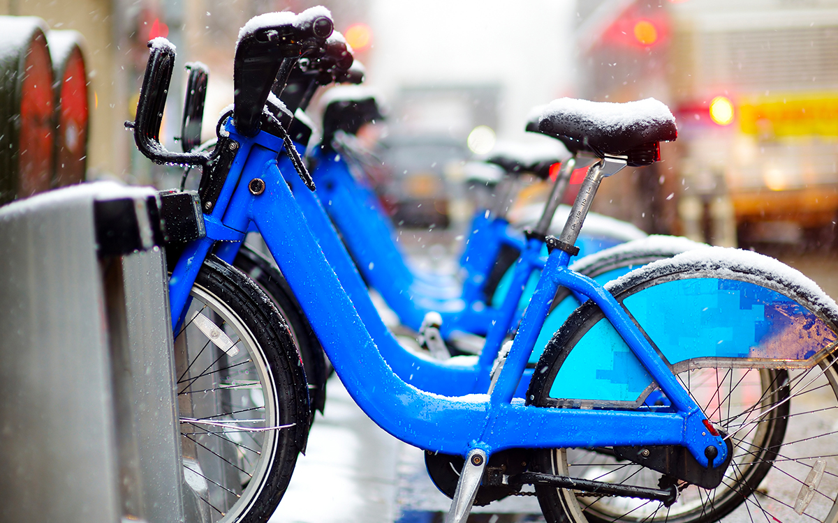 Cette ville veut interdire les vélos électriques aux livreurs pour leur conduite jugée dangereuse