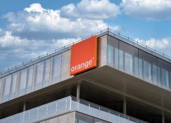 La mise en place de l'IA pour les téléconseillers d'Orange contestée